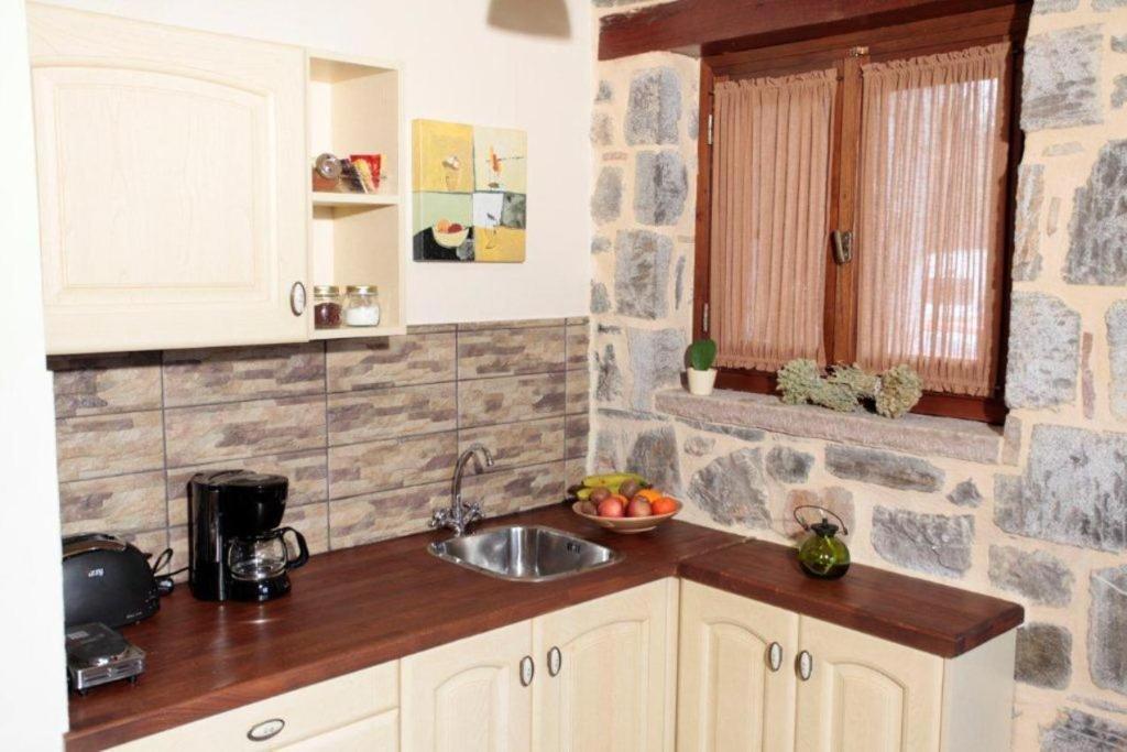 Apartamento Efharis Filoxenon Feneos Habitación foto